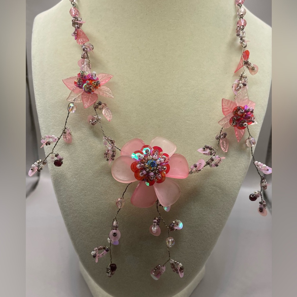 Twisted wire floral beaded necklace with pink flowers and leaves . Silver tone
